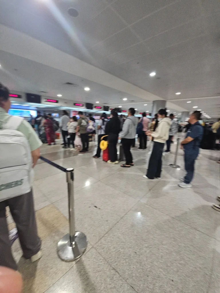 탄손녓 공항 대기줄 안내 예시