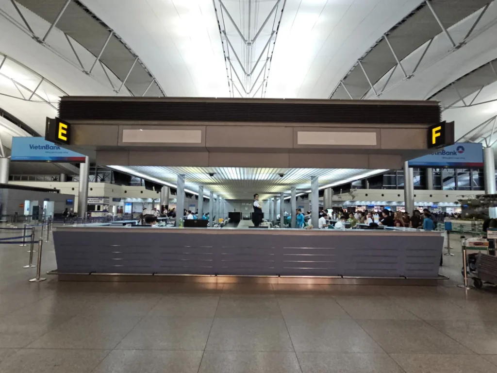 탄손녓 국제공항 E F 구역 안내 예시
